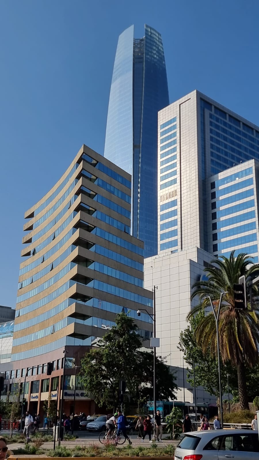 Sede AFJ Global en Santiago de Chile 2022 a los pies de la gran torre Santiago