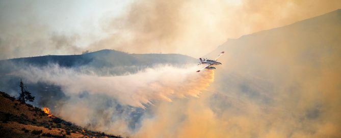Hidroavión descargando sobre frente de incendio forestal